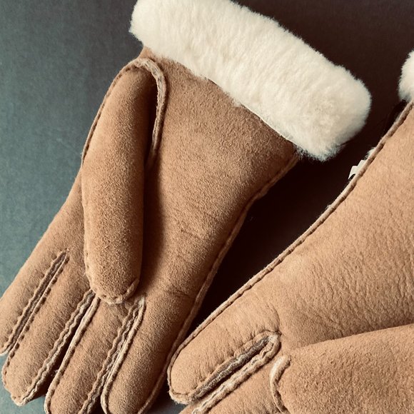 UGG Women's Classic Suede Shearling Lined Perforated Gloves NWT Size Medium - Picture 3 of 6